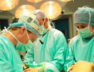 Γιατί οι χειρουργοί φοράνε πράσινες ή μπλε στολές;